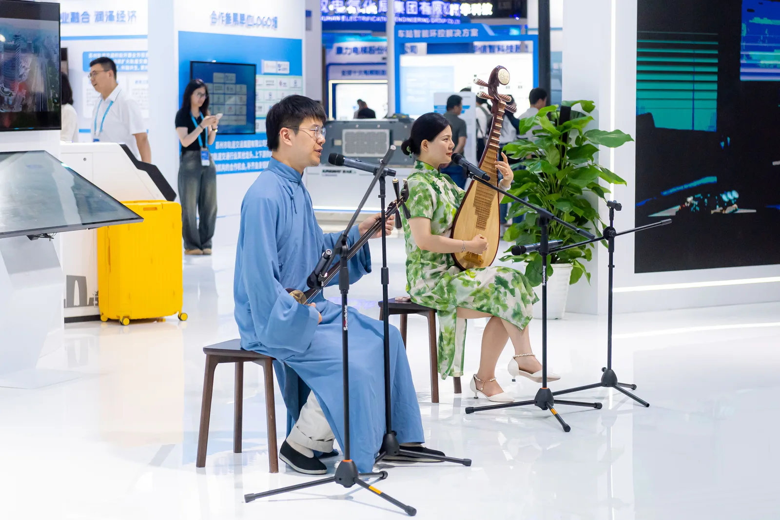 Two performers of Suzhou pingtan, a Chinese narrative singing tradition